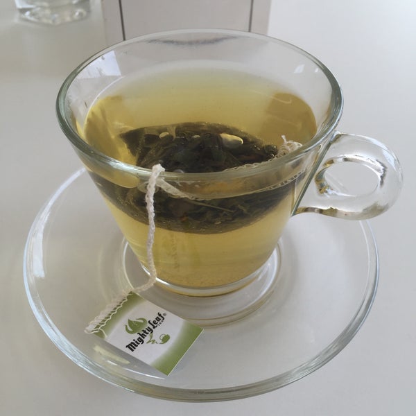 Vine a probar los tes en esta ocasion, el Green Tea Tropical es muy bueno y te dan otro servicio si quieres ya que puede infusionar dos veces una misma bolsa. Salud.