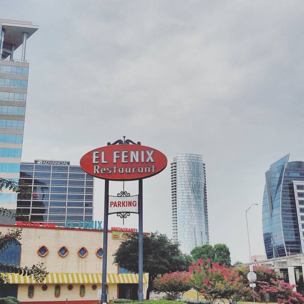 รูปภาพถ่ายที่ El Fenix โดย Dennis J. เมื่อ 8/29/2015