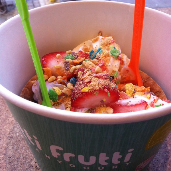 4/27/2013에 Dan L.님이 Tutti Frutti Frozen Yogurt에서 찍은 사진