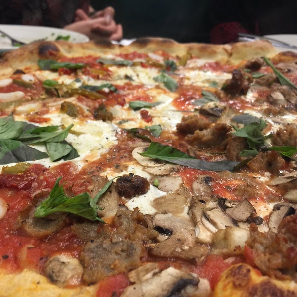 Foto diambil di Nick&#39;s Pizza oleh Dan L. pada 9/10/2015