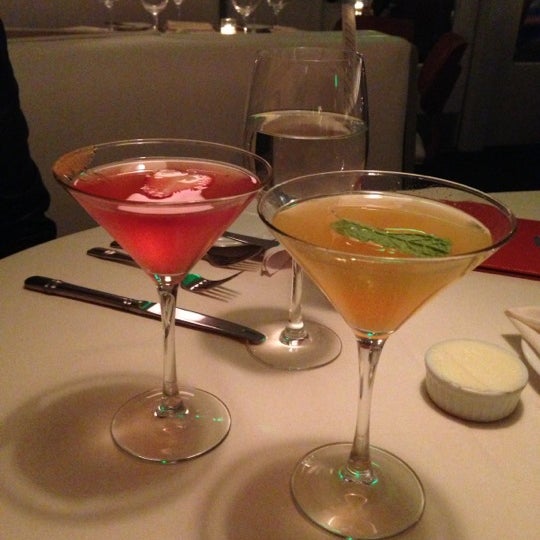 Foto tomada en Nic&#39;s Martini Lounge  por Stephanie S. el 1/6/2013