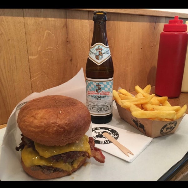 Foto diambil di Ruff&#39;s Burger Marienplatz oleh Kerime N. pada 10/8/2016