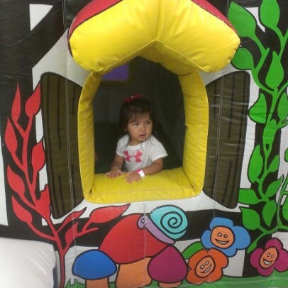 รูปภาพถ่ายที่ Locomotion Inflatable Play โดย Troy G. เมื่อ 10/4/2012