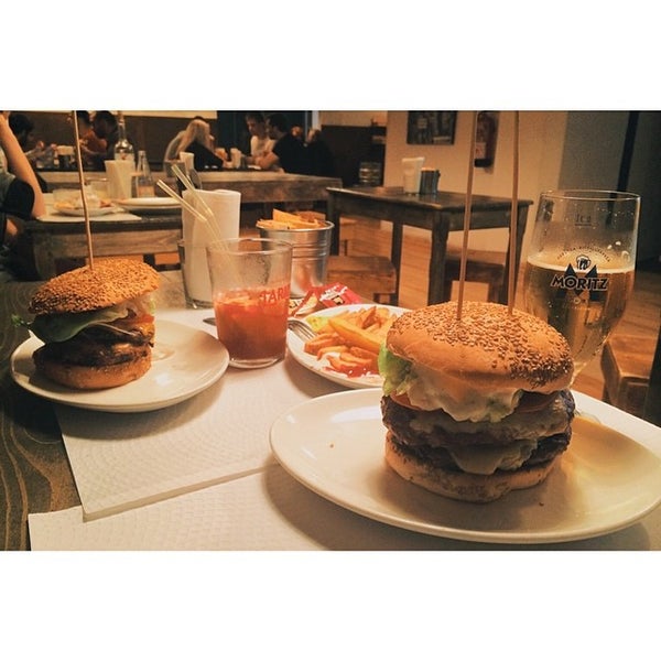 5/3/2014 tarihinde Ilya M.ziyaretçi tarafından La Castanya Gourmet Burger'de çekilen fotoğraf