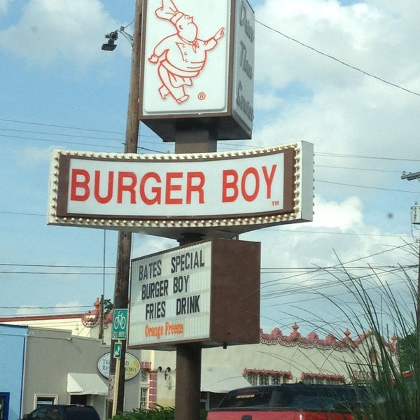 รูปภาพถ่ายที่ Burger Boy โดย Julian C. เมื่อ 5/28/2013