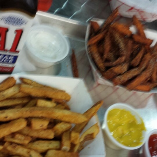 8/13/2013 tarihinde Cecil P.ziyaretçi tarafından Burger Zone'de çekilen fotoğraf