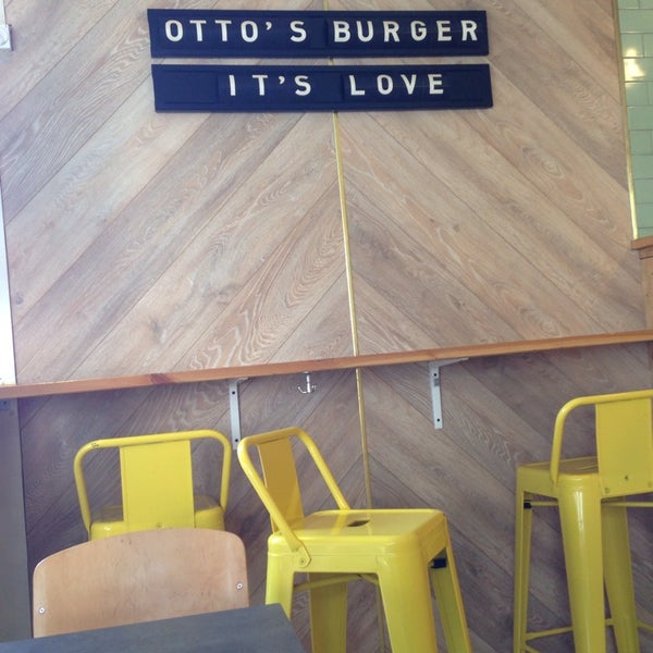 Foto diambil di Otto&#39;s Burger oleh Tee God Father pada 9/3/2014