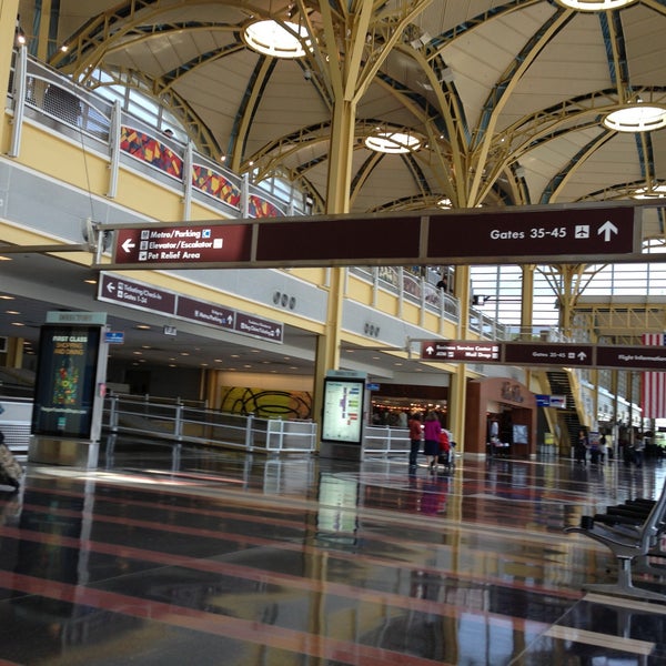 Foto tirada no(a) Ronald Reagan Washington National Airport (DCA) por Drew S. em 5/14/2013