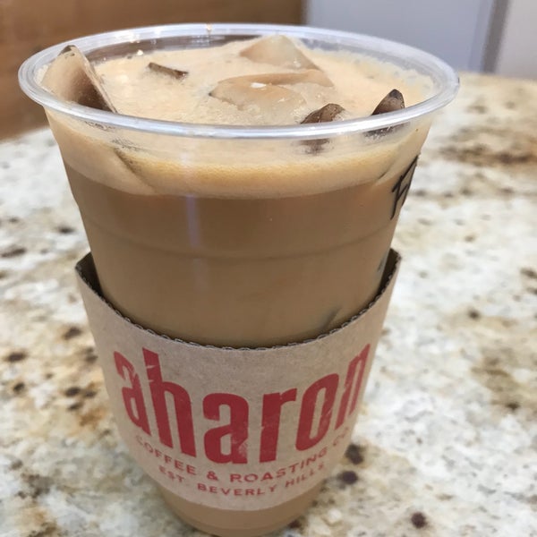 รูปภาพถ่ายที่ Aharon Coffee &amp; Roasting Co. โดย Chris L. เมื่อ 9/8/2018