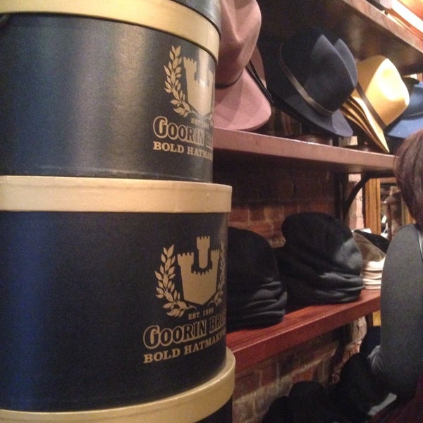 10/31/2014 tarihinde Chris L.ziyaretçi tarafından Goorin Bros. Hat Shop - West Village'de çekilen fotoğraf