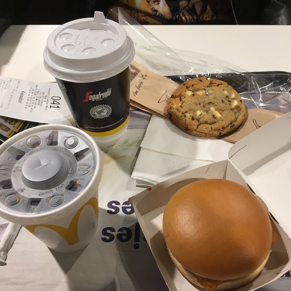 รูปภาพถ่ายที่ McDonald&#39;s โดย Chantal M. เมื่อ 2/9/2019