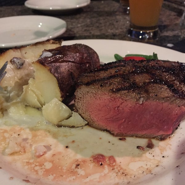 Das Steak war auf den Punkt genau gebraten. Das Fleisch war sehr zart und Mega lecker. Ein schöner Nebeneffekt, die Bedienungen sind ebenfalls ein Hingucker 😎😜👍🏻