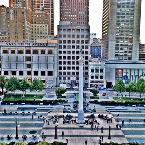รูปภาพถ่ายที่ Union Square โดย Marilia T. เมื่อ 5/16/2013