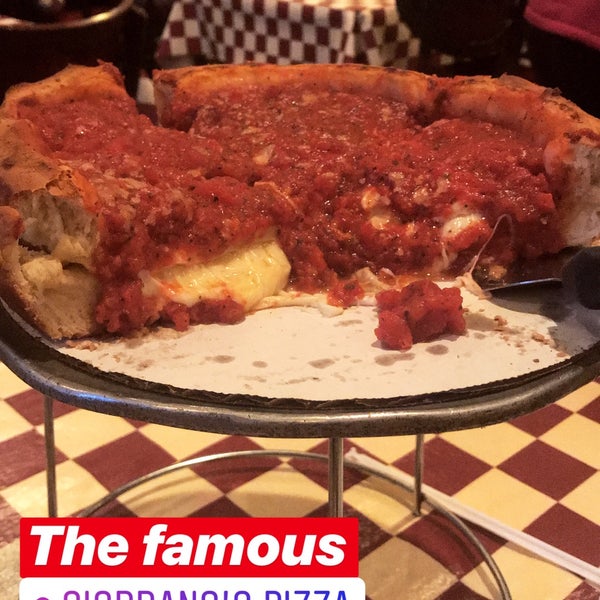 Gostei muito de experimentar Chicago’s Famous Stuffed Deep Dish Pizza. Infelizmente no dia acredito que estavam faltando funcionários e o serviço não estava bom!