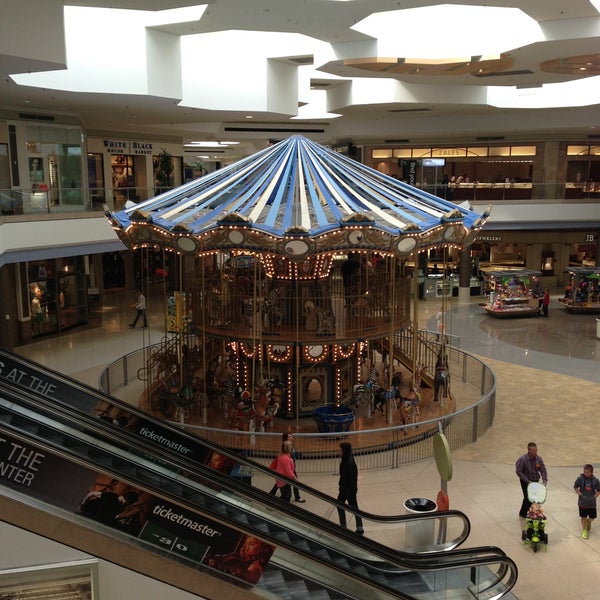 รูปภาพถ่ายที่ Chesterfield Mall โดย Craig เมื่อ 4/11/2013