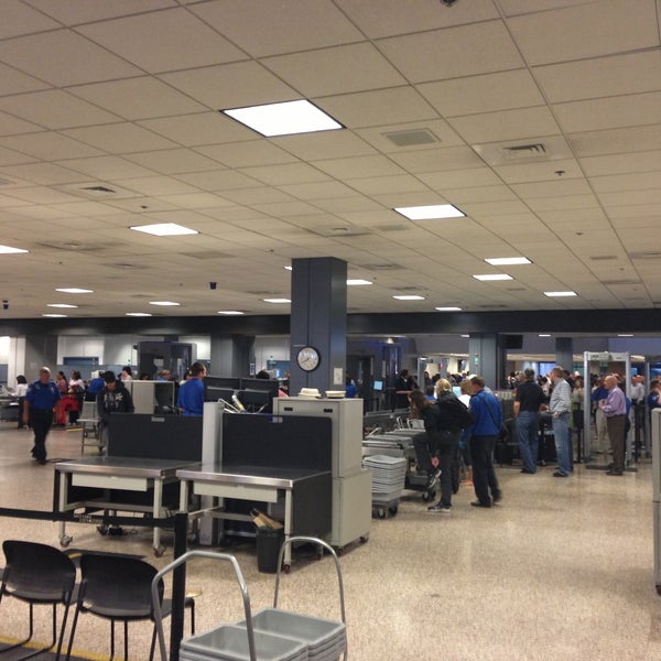 รูปภาพถ่ายที่ Salt Lake City International Airport (SLC) โดย Craig เมื่อ 4/11/2013