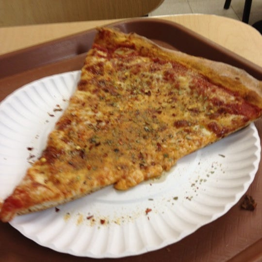 Foto scattata a Ray&#39;s Famous Original Pizza da Kimberly P. il 10/28/2012