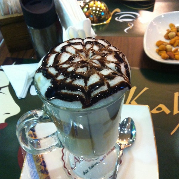 Foto tomada en Ala Kahve Cafe &amp; Bistro  por . .. el 11/28/2014