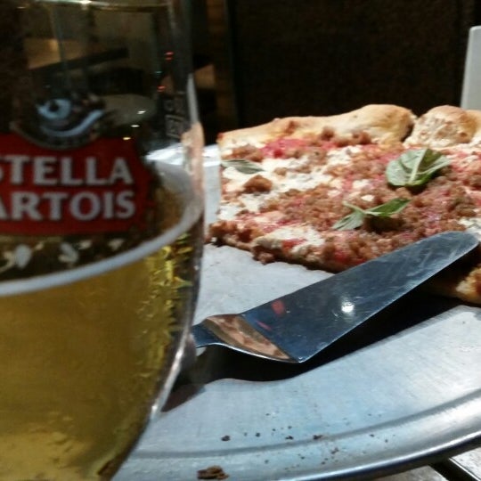 5/26/2014 tarihinde Dan C.ziyaretçi tarafından Aperitivo Pizza Bar'de çekilen fotoğraf