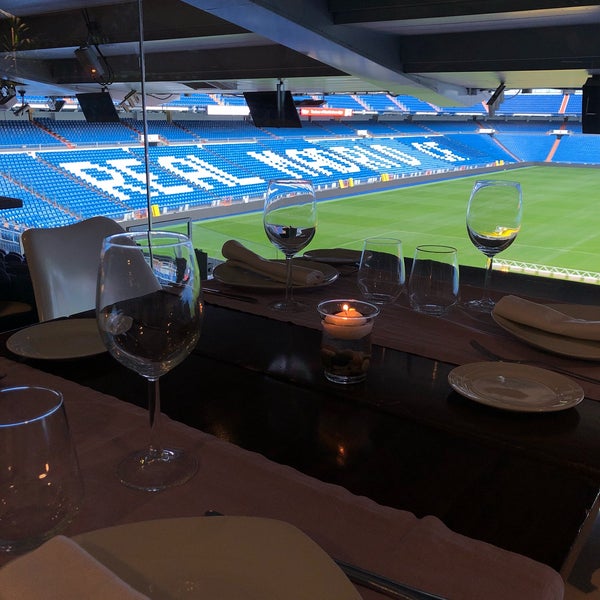 รูปภาพถ่ายที่ Real Café Bernabéu โดย Faisal เมื่อ 8/23/2018
