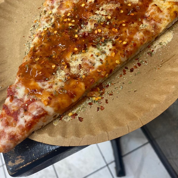 7/27/2023 tarihinde Stan K.ziyaretçi tarafından New York Pizza Suprema'de çekilen fotoğraf
