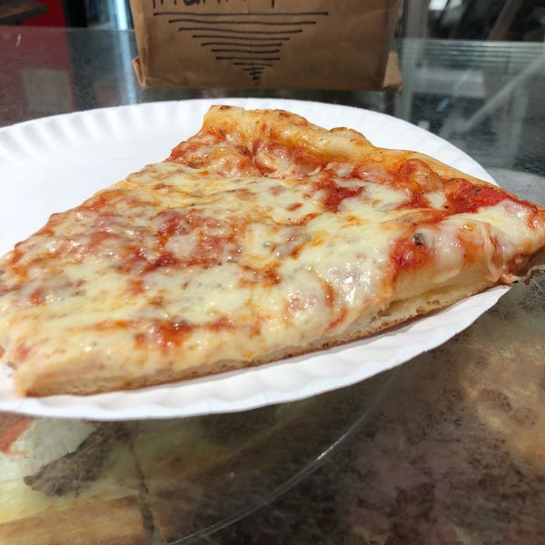 Foto scattata a 2 Bros. Pizza da Stan K. il 1/27/2019