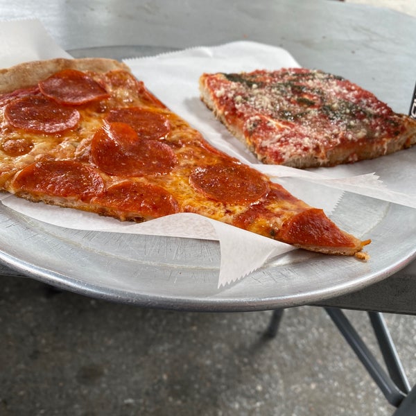 4/27/2023 tarihinde Stan K.ziyaretçi tarafından Luigi&#39;s Pizza'de çekilen fotoğraf