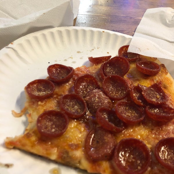 รูปภาพถ่ายที่ Champion Pizza โดย Stan K. เมื่อ 1/8/2019