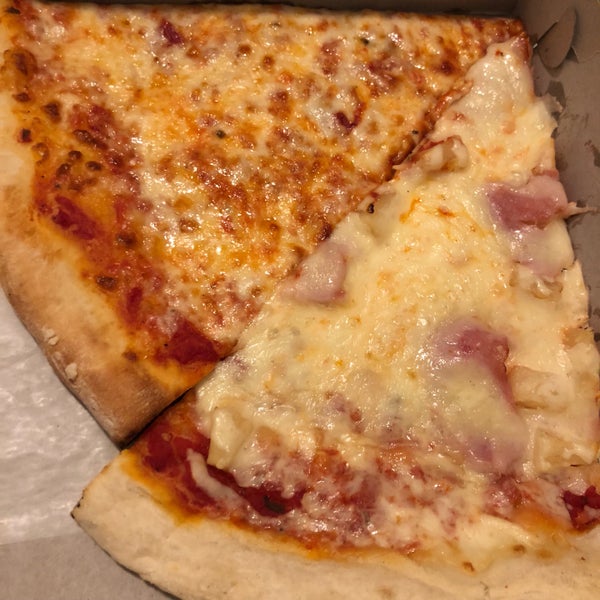 Foto diambil di Johnny&#39;s Pizzeria oleh Stan K. pada 3/1/2019