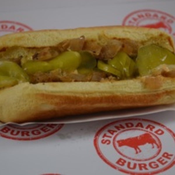 รูปภาพถ่ายที่ Standard Burger โดย STANDARD B. เมื่อ 2/24/2013