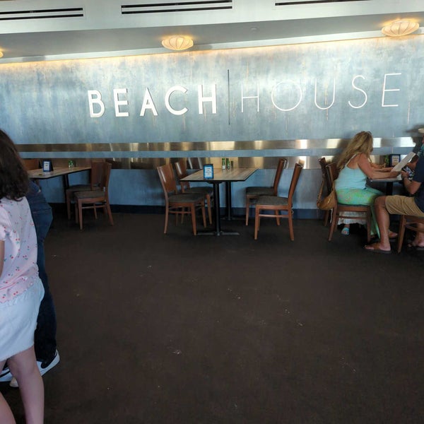 Foto diambil di Beach House Restaurant oleh Robert K. pada 4/10/2022