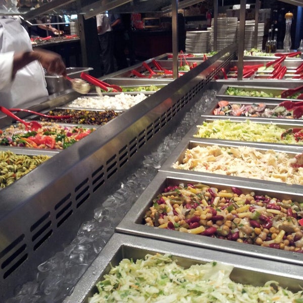 Самый большой пивной магазин. Девушка на кассе в магазине. Продавец в магазине. Интерьер рыбного магазина. Такер в магазине в москве.