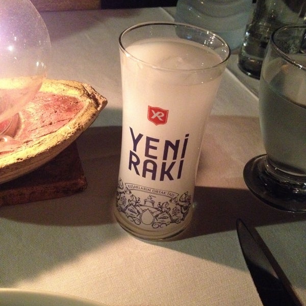 Foto diambil di Yalı Kıyı Balık Restaurant oleh Orhan pada 8/31/2015