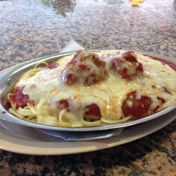 Foto scattata a Demetrio&#39;s Restaurant &amp; Pizza da Lisa T. il 5/7/2013