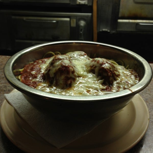 รูปภาพถ่ายที่ Demetrio&#39;s Restaurant &amp; Pizza โดย Lisa T. เมื่อ 2/28/2013