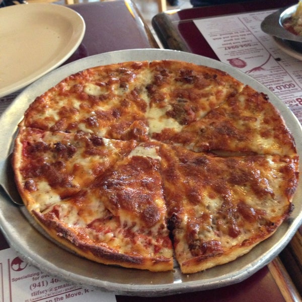 รูปภาพถ่ายที่ Demetrio&#39;s Restaurant &amp; Pizza โดย Lisa T. เมื่อ 5/28/2013