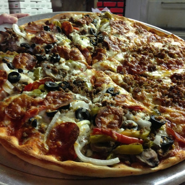 รูปภาพถ่ายที่ Demetrio&#39;s Restaurant &amp; Pizza โดย Lisa T. เมื่อ 6/19/2013