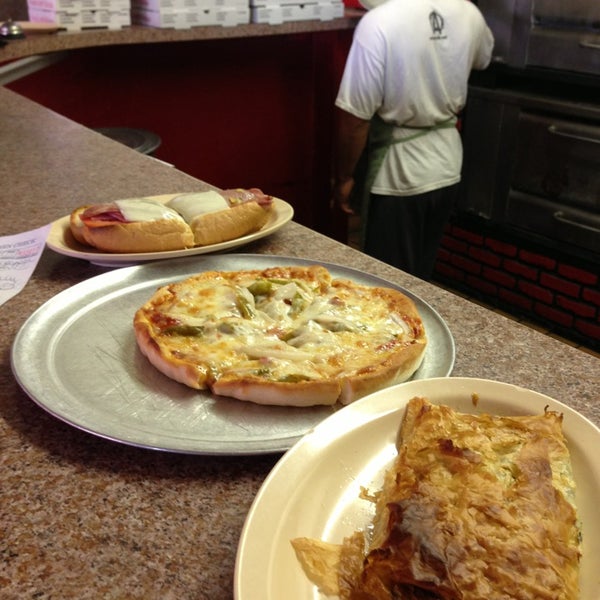 รูปภาพถ่ายที่ Demetrio&#39;s Restaurant &amp; Pizza โดย Lisa T. เมื่อ 12/27/2012