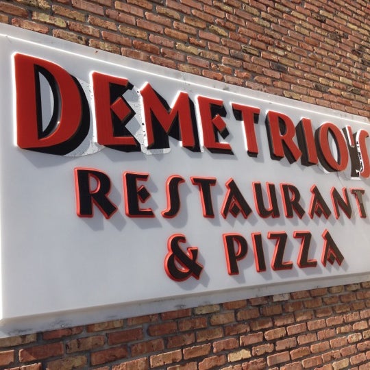Foto tirada no(a) Demetrio&#39;s Restaurant &amp; Pizza por Lisa T. em 10/30/2012