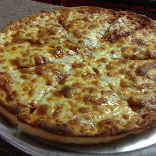 Foto diambil di Demetrio&#39;s Restaurant &amp; Pizza oleh Lisa T. pada 12/10/2012