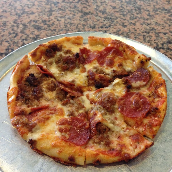 Foto scattata a Demetrio&#39;s Restaurant &amp; Pizza da Lisa T. il 4/30/2013