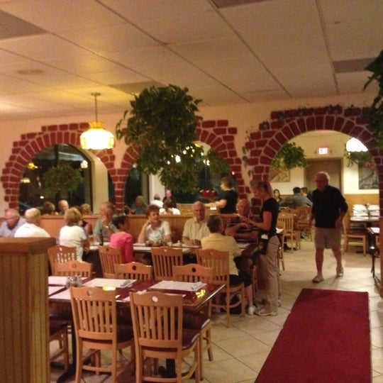 Foto scattata a Demetrio&#39;s Restaurant &amp; Pizza da Lisa T. il 12/5/2012