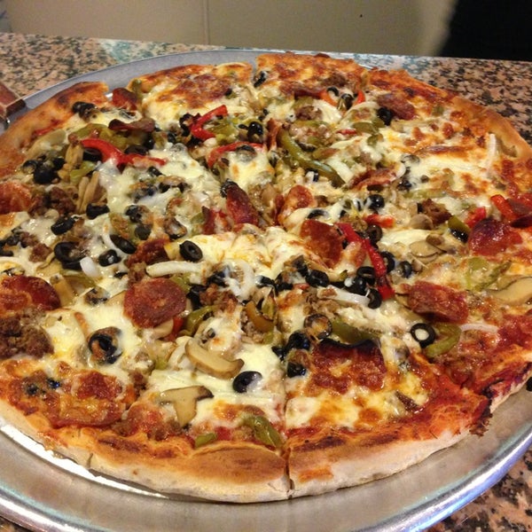 รูปภาพถ่ายที่ Demetrio&#39;s Restaurant &amp; Pizza โดย Lisa T. เมื่อ 5/15/2013