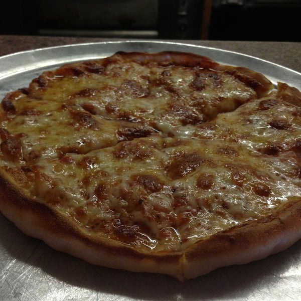 Foto diambil di Demetrio&#39;s Restaurant &amp; Pizza oleh Lisa T. pada 4/15/2013