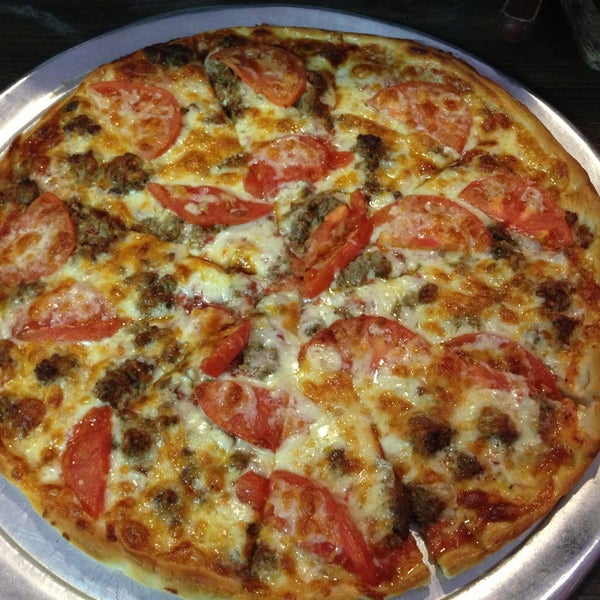 Foto diambil di Demetrio&#39;s Restaurant &amp; Pizza oleh Lisa T. pada 5/5/2013