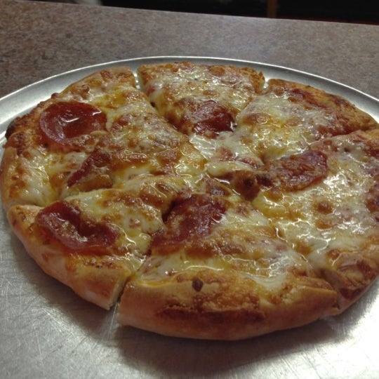 Foto scattata a Demetrio&#39;s Restaurant &amp; Pizza da Lisa T. il 12/5/2012