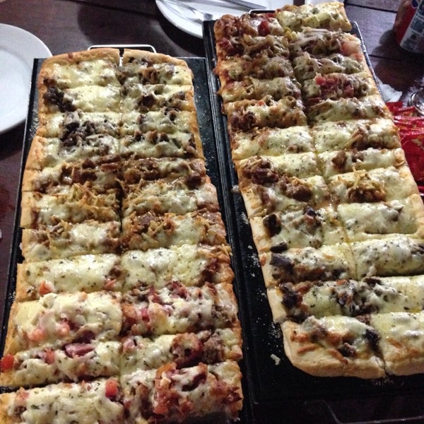 Photo taken at La Pizza Mia by Gabriel G. on 3/13/2014