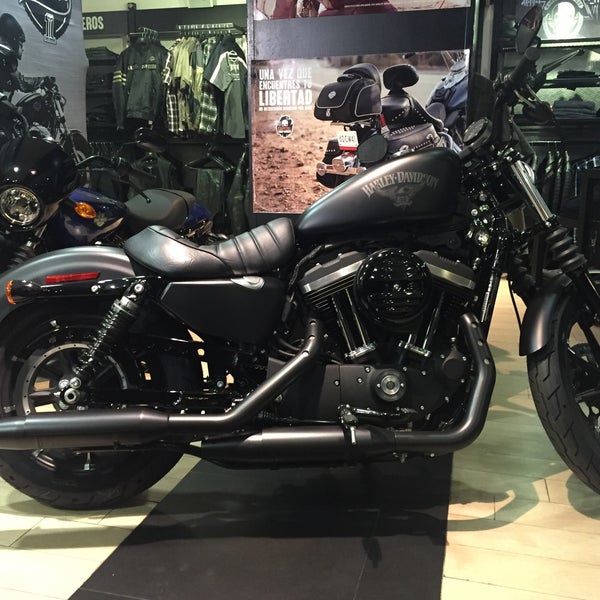 Photo prise au Capital Harley-Davidson par Edgar L. le10/24/2015