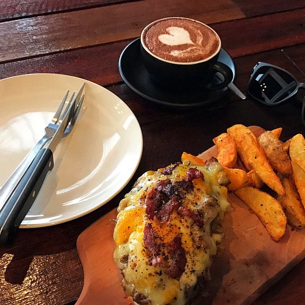 Love their pulled beef toast. The beef is juicy, tender and succulent. Perfectly balanced with caramelised onions and topped with cheese. Try pairing it with their hot chocolate. Cozy and comfortable.