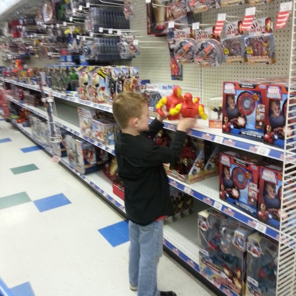 Photo taken at Toys"R"Us by Julie S. on 12/27/2013
